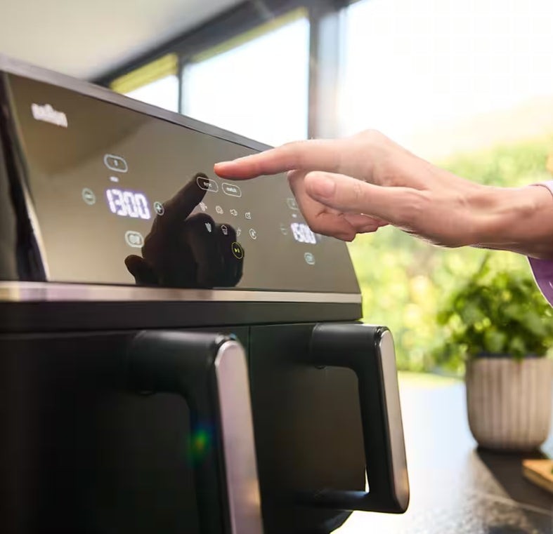 Braun TwinCook 5 dual basket air fryer in black, with digital display and touch controls. Features sync and match functions.