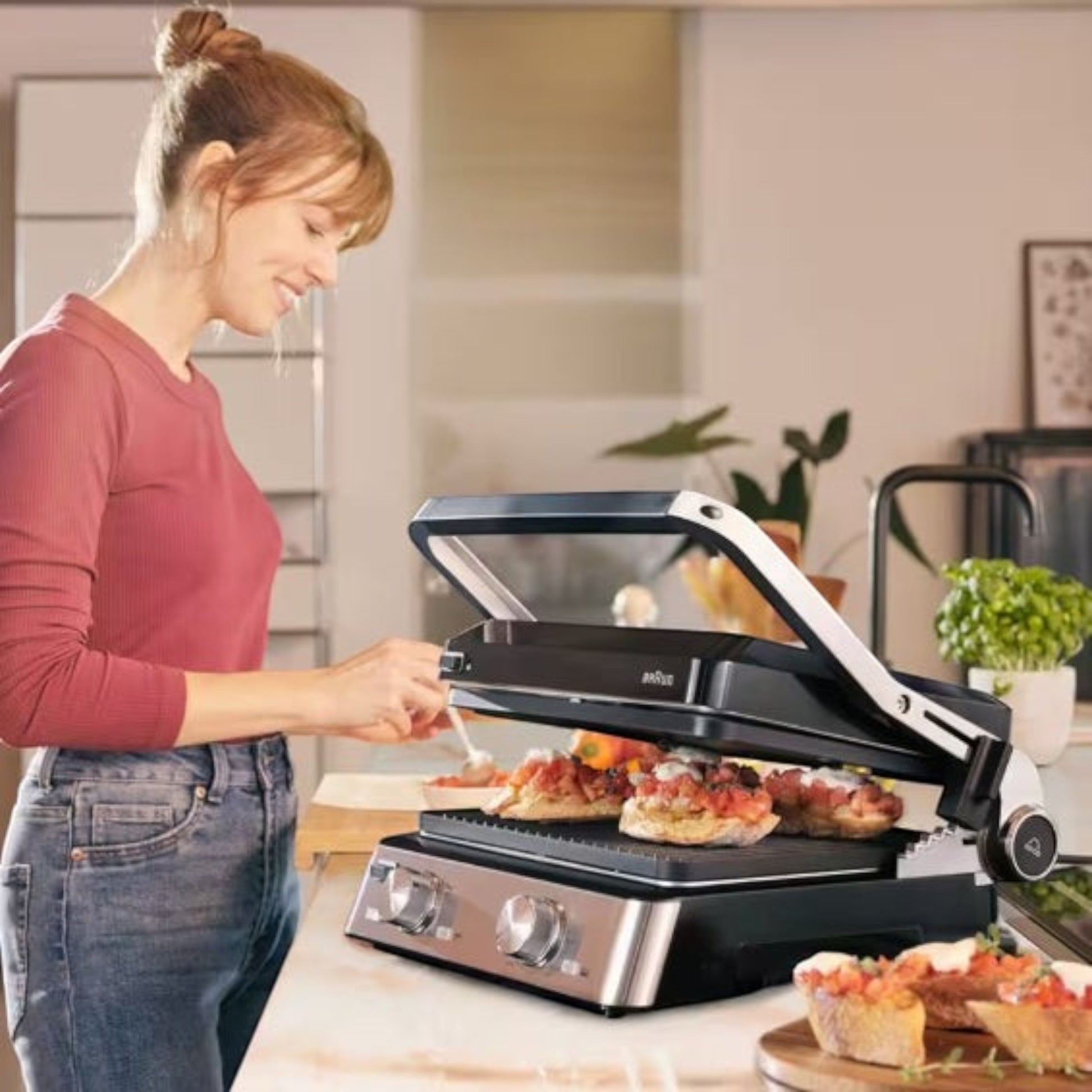 Taghareed Braun MultiGrill 7 CG7020 2000W contact grill with 3-in-1 functionality, cooking bruschetta.