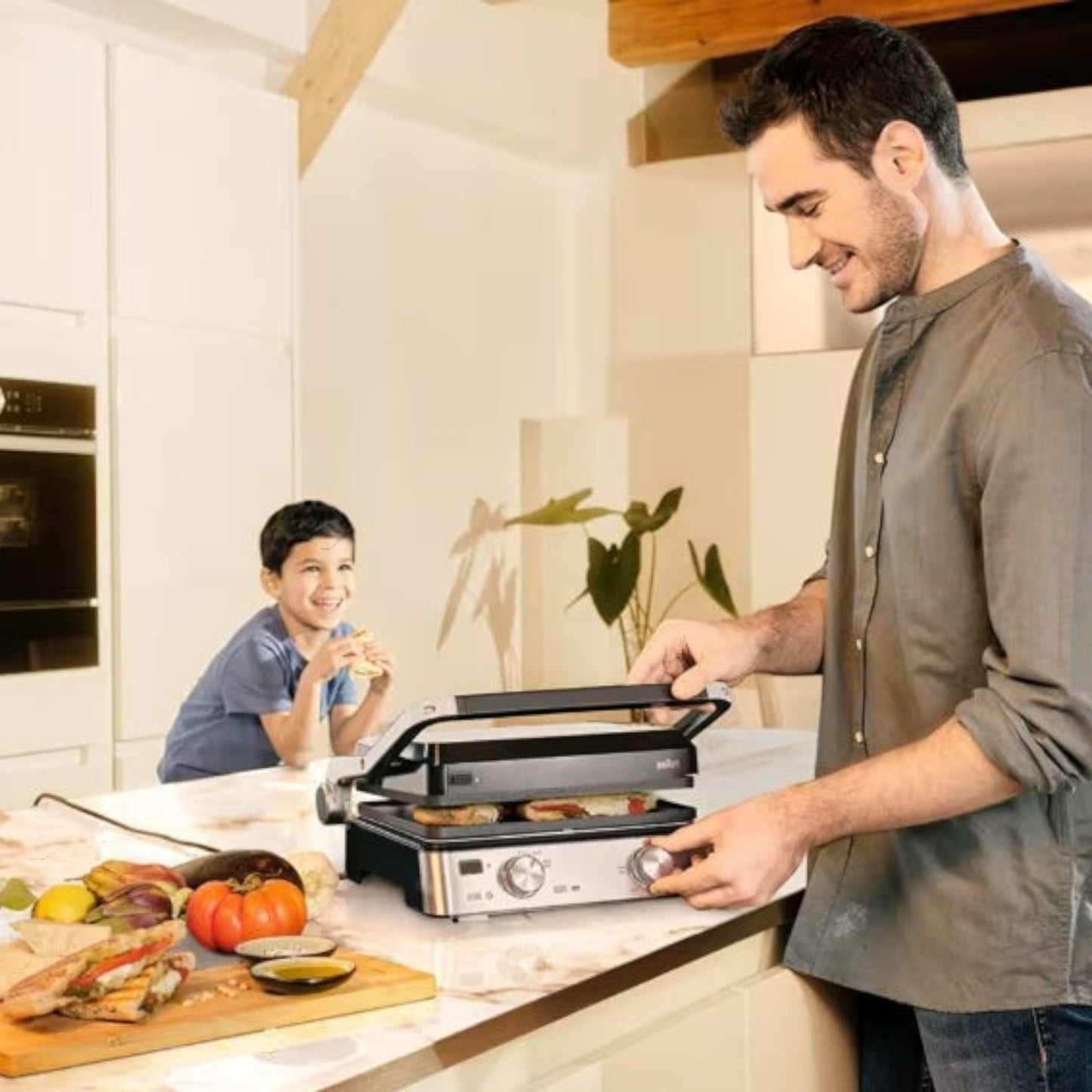 Taghareed Braun MultiGrill 7 CG7020 contact grill with 3-in-1 versatility, 2000W, non-stick plates, and adjustable temperature.