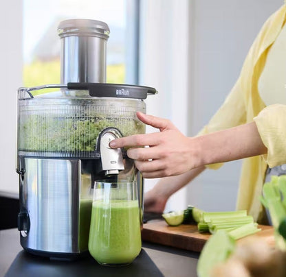 Taghareed Braun MultiJuice 7 Spin Juicer SJ7000 with 1000W motor, 75mm chute, and 2L pulp bin, making fresh green juice.