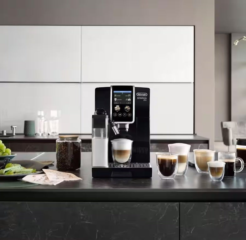 Taghareed De'Longhi Dinamica Plus fully automatic coffee machine with milk carafe and TFT screen, brewing espresso and latte.