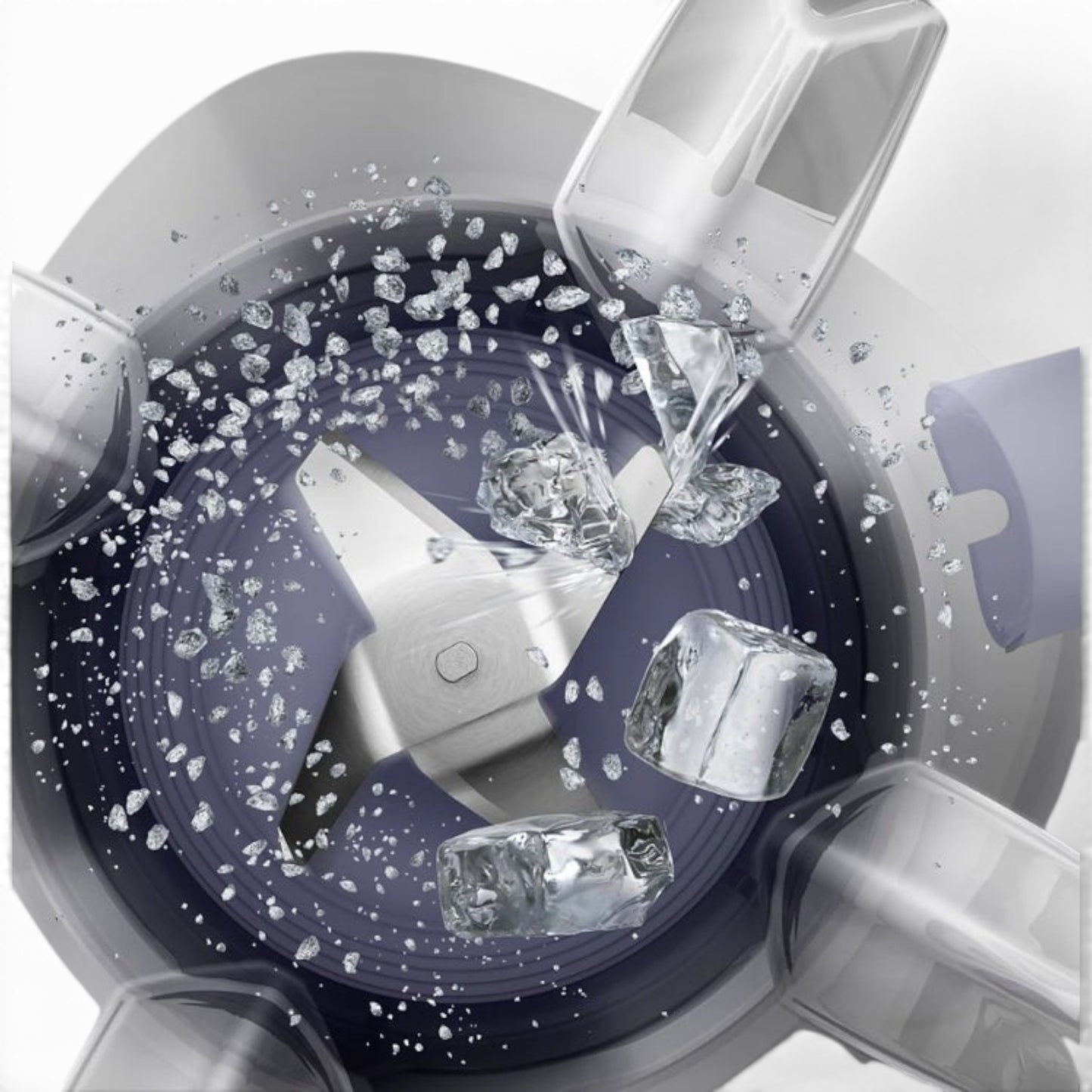 Taghareed Philips 5000 Series blender blades crushing ice cubes and small ice shards for a smoothie.