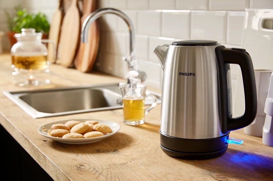 Taghareed Philips Daily Collection HD9350/92 stainless steel kettle with black handle and blue indicator light