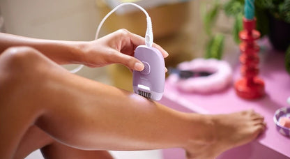 Taghareed Philips Epilator Series 4000 BRE257/00, lavender, with Opti-light for precise hair removal on leg.