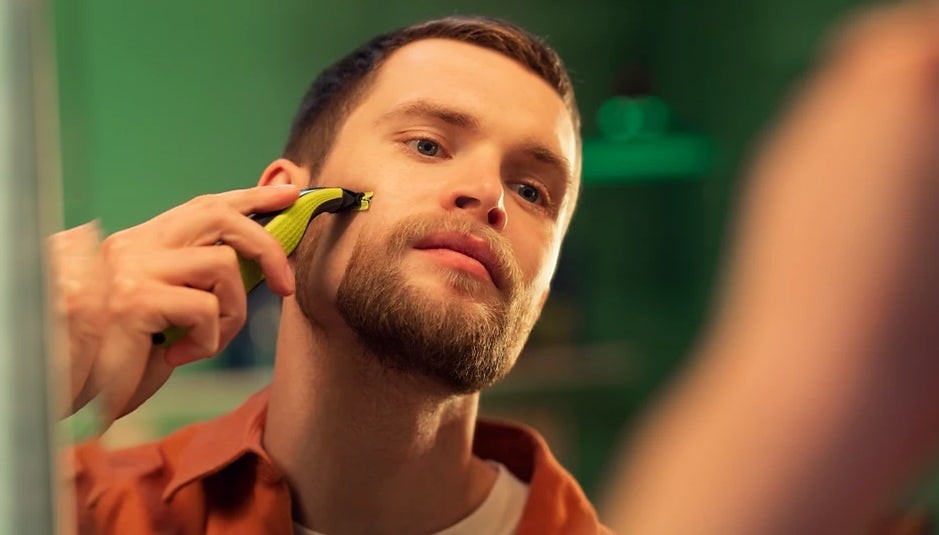 Taghareed Philips OneBlade QP2724/20 electric trimmer with 5-in-1 comb for beard trimming, edging, and shaving.